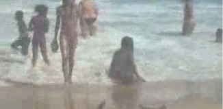 menina-cagando-corpo-boiando-praia