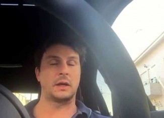 É assim que ficas quando o comando de voz do carro decide tirar-te do sério?